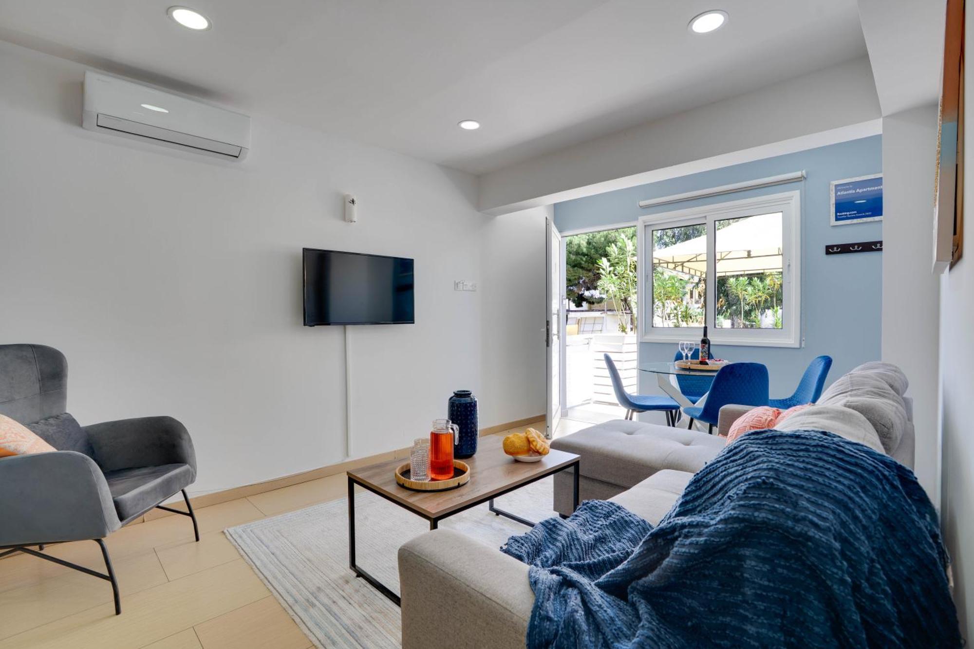 Atlantis Apartments 50M From Makenzy Seafront Larnaca Extérieur photo