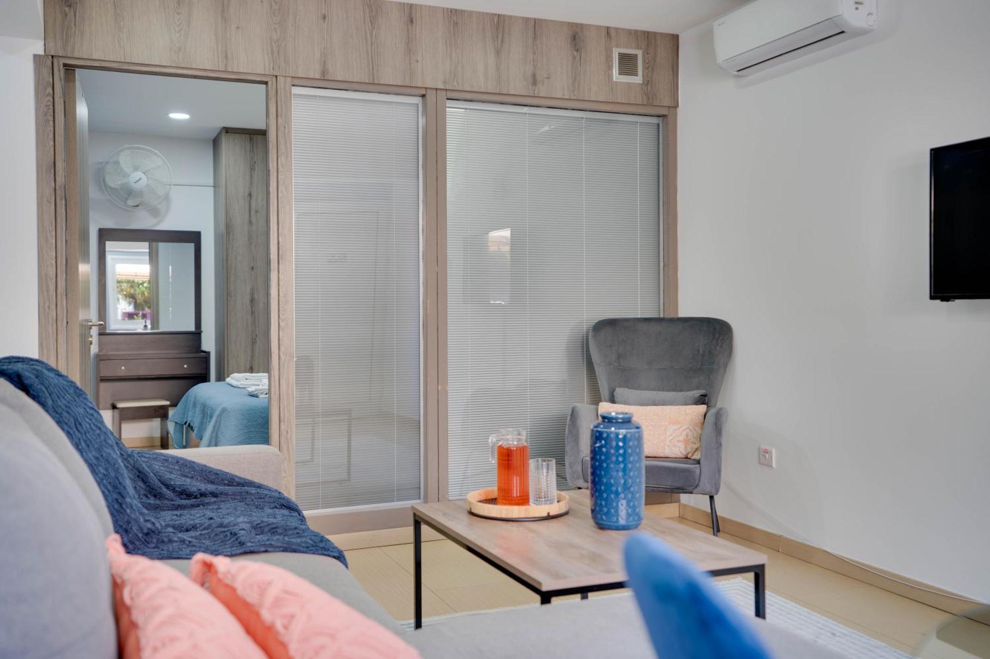 Atlantis Apartments 50M From Makenzy Seafront Larnaca Extérieur photo