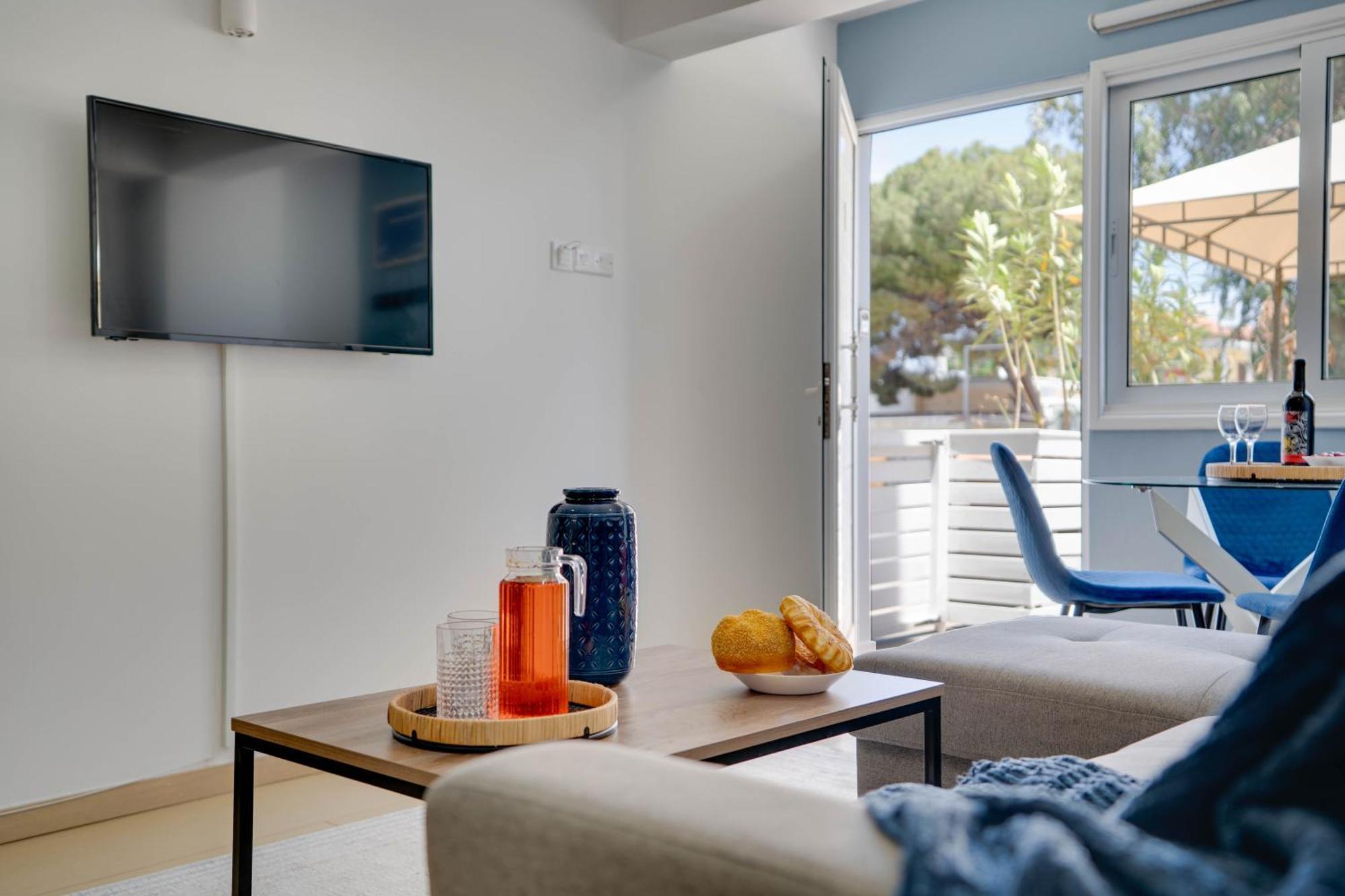 Atlantis Apartments 50M From Makenzy Seafront Larnaca Extérieur photo
