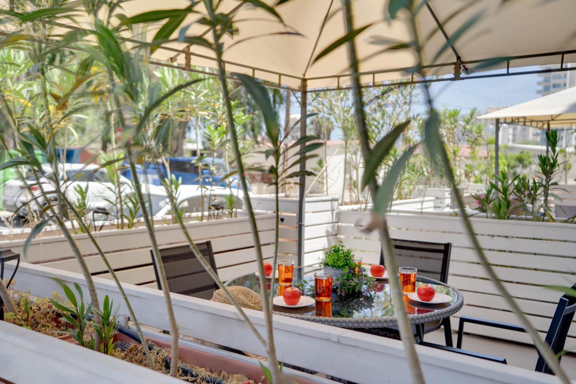 Atlantis Apartments 50M From Makenzy Seafront Larnaca Extérieur photo