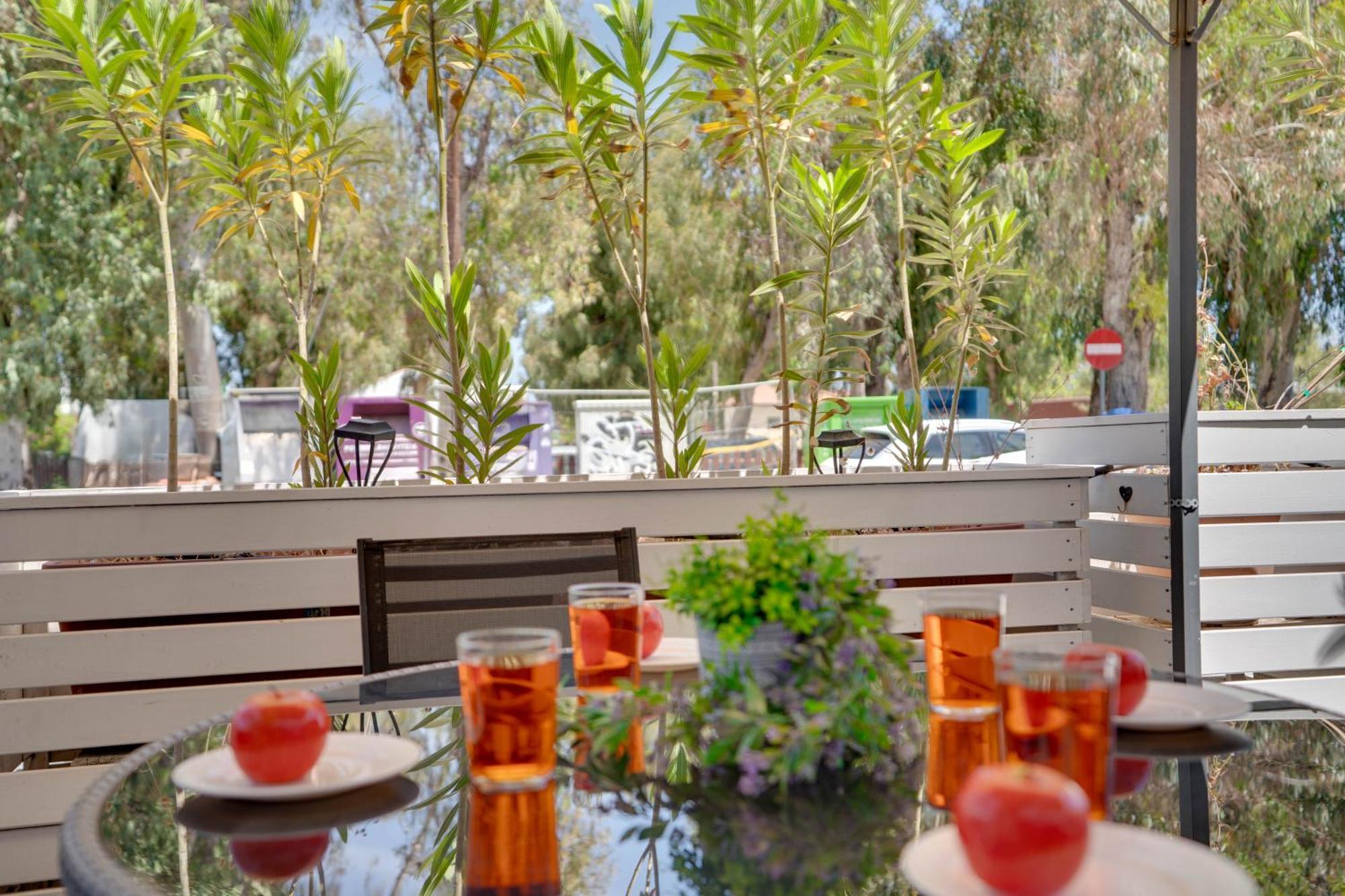Atlantis Apartments 50M From Makenzy Seafront Larnaca Extérieur photo