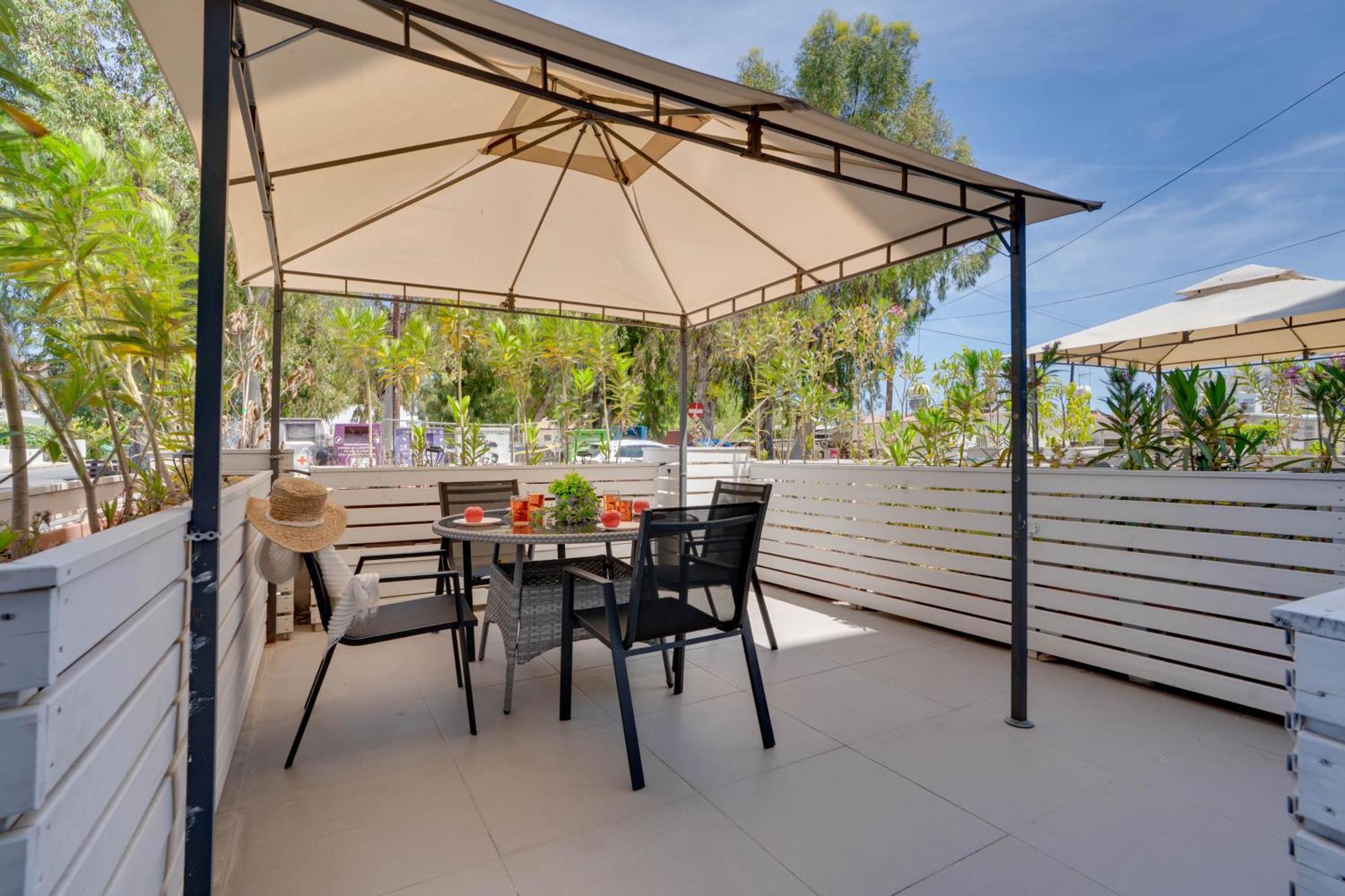 Atlantis Apartments 50M From Makenzy Seafront Larnaca Extérieur photo
