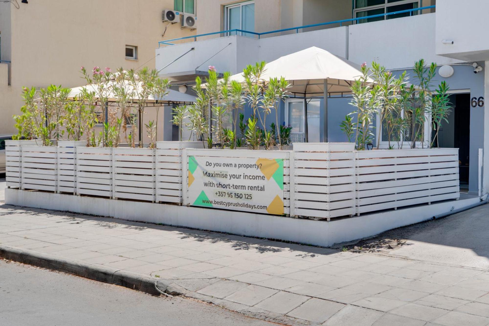 Atlantis Apartments 50M From Makenzy Seafront Larnaca Extérieur photo