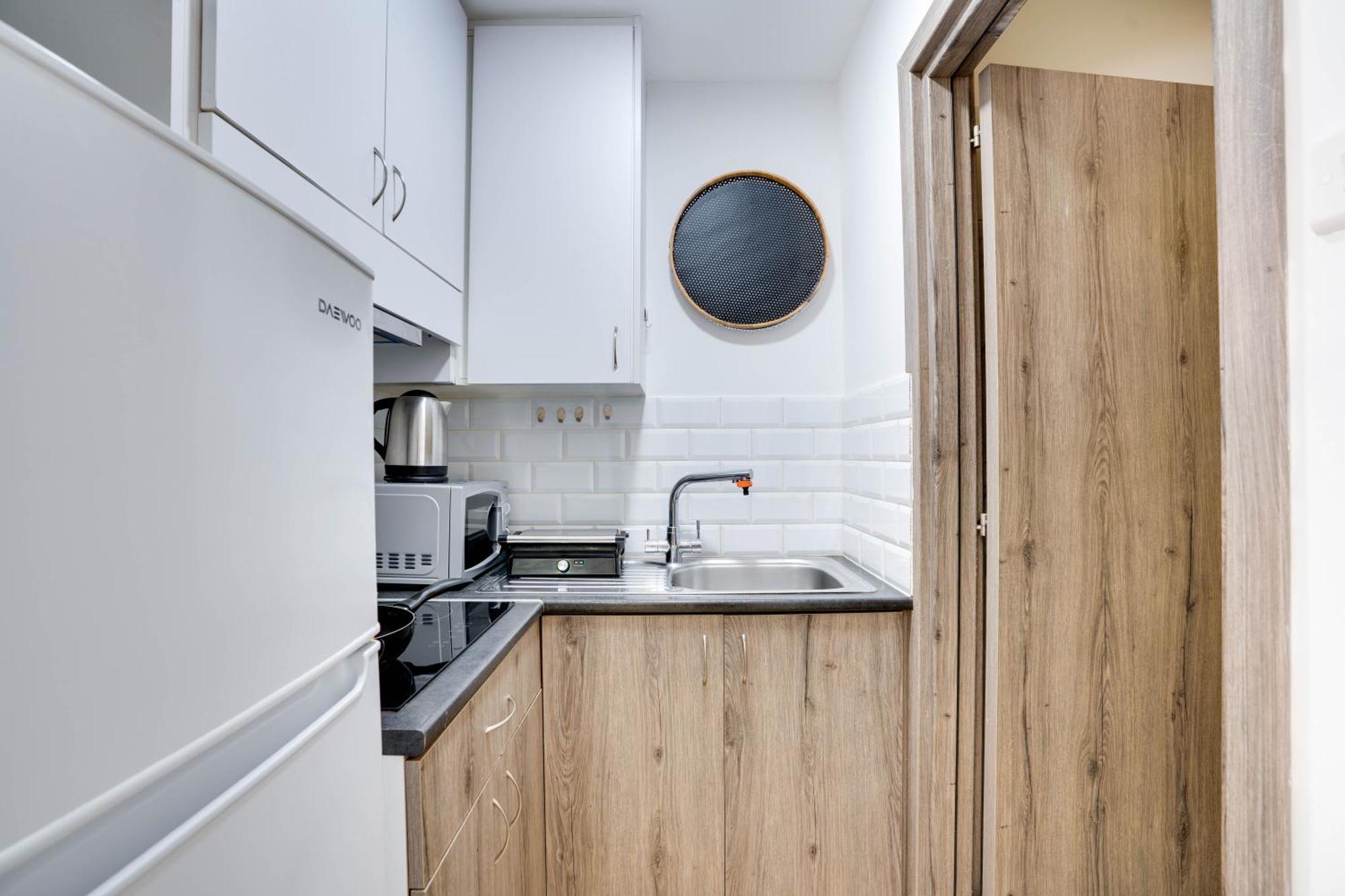 Atlantis Apartments 50M From Makenzy Seafront Larnaca Extérieur photo