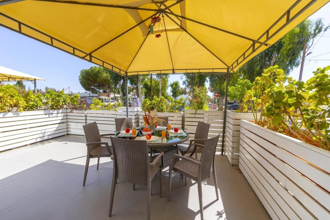 Atlantis Apartments 50M From Makenzy Seafront Larnaca Extérieur photo
