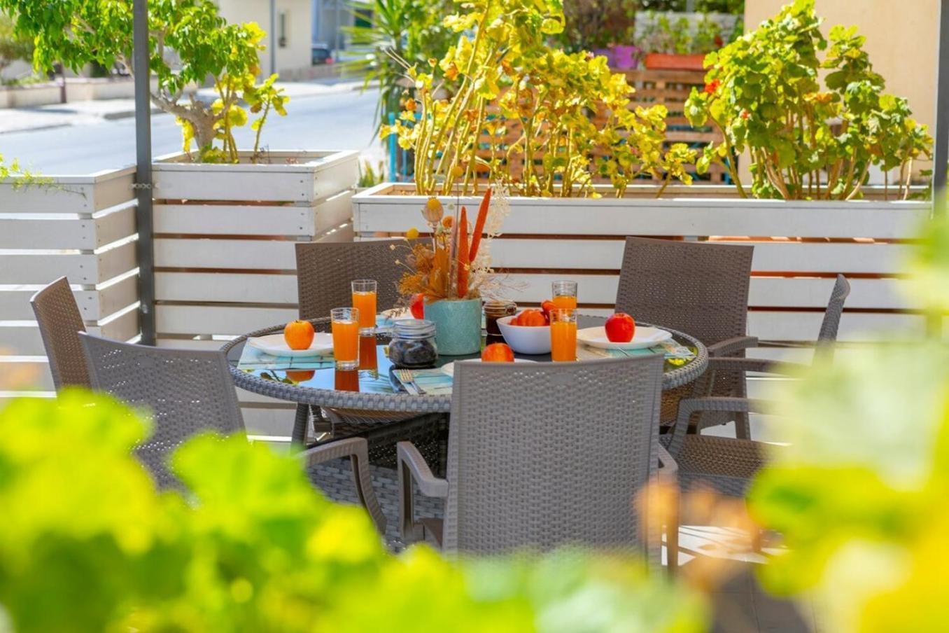 Atlantis Apartments 50M From Makenzy Seafront Larnaca Extérieur photo