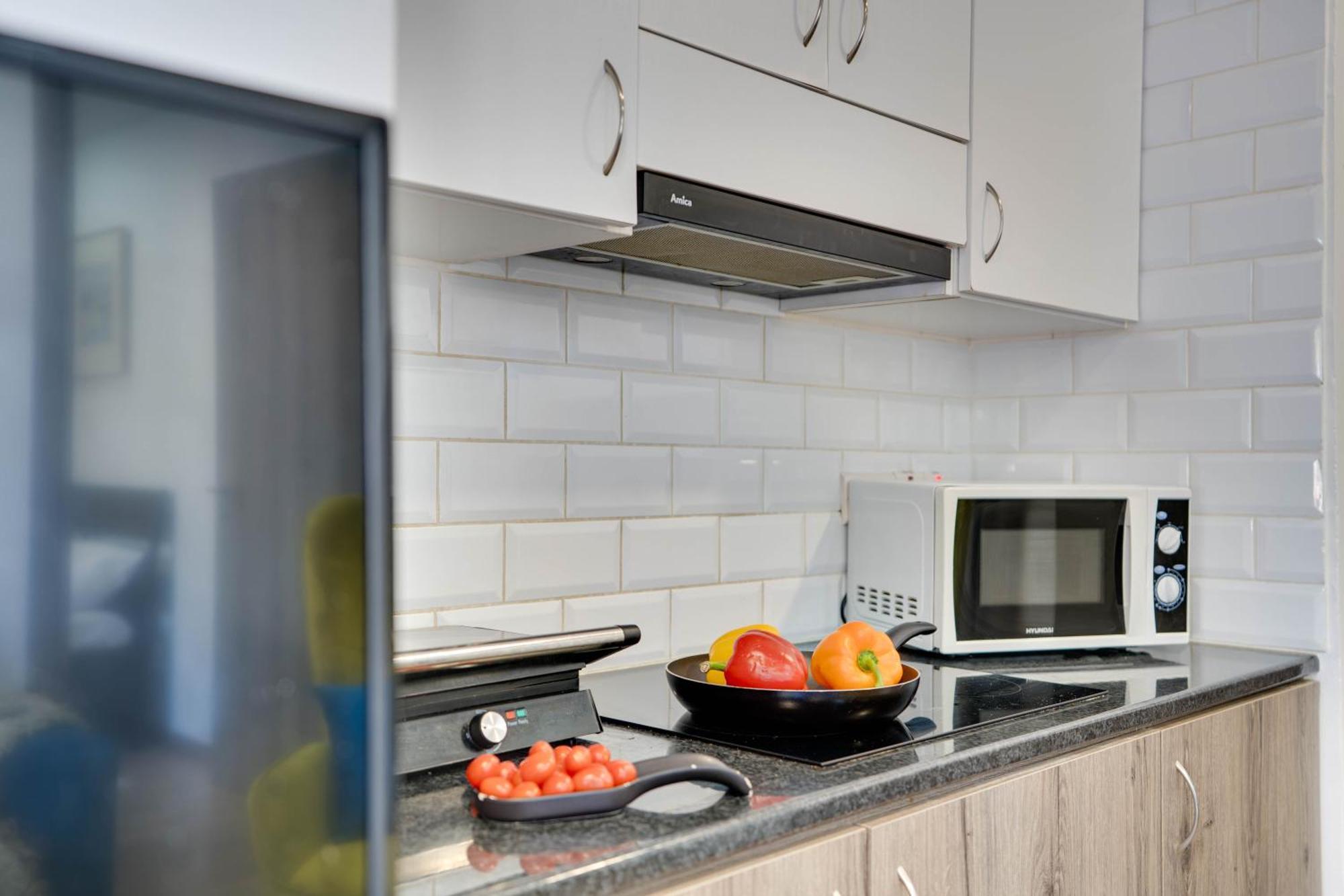 Atlantis Apartments 50M From Makenzy Seafront Larnaca Extérieur photo