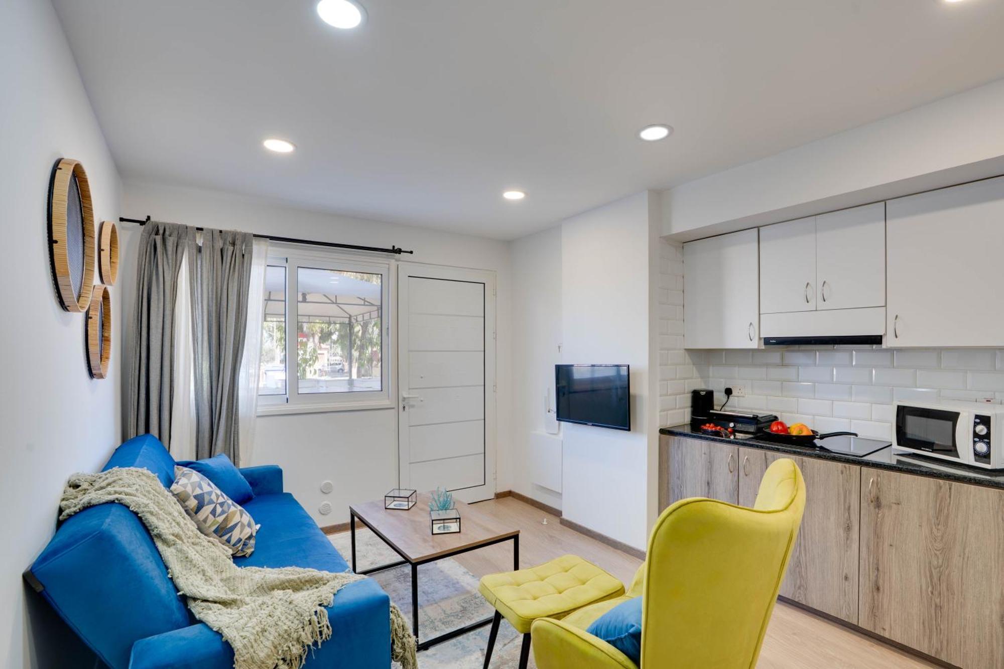 Atlantis Apartments 50M From Makenzy Seafront Larnaca Extérieur photo