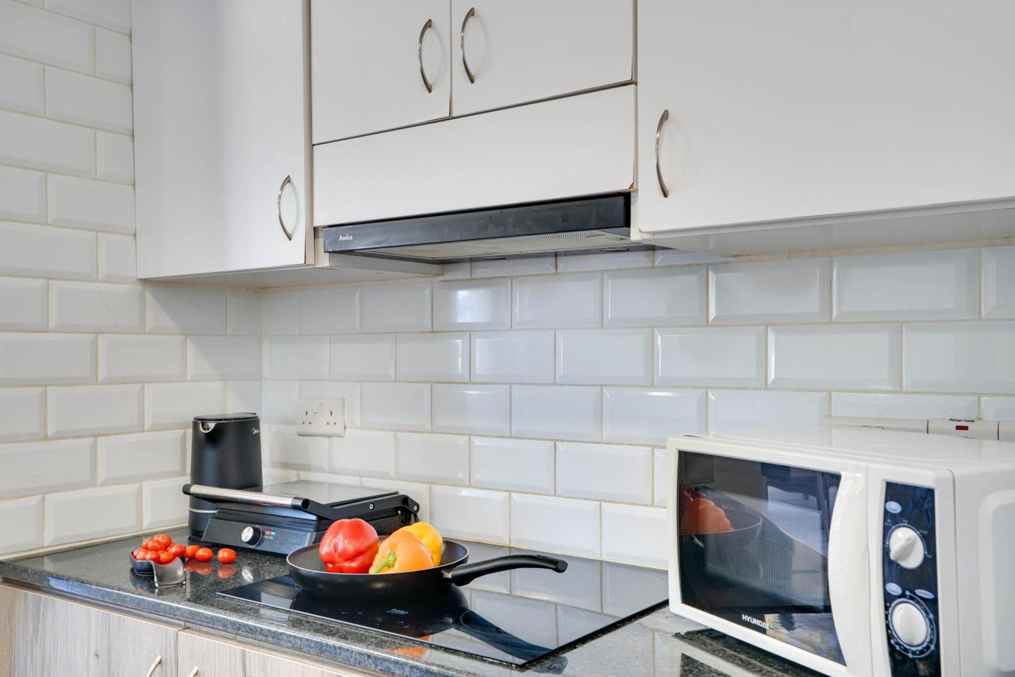 Atlantis Apartments 50M From Makenzy Seafront Larnaca Extérieur photo
