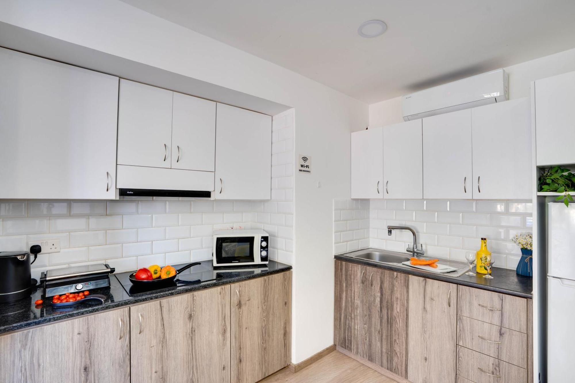 Atlantis Apartments 50M From Makenzy Seafront Larnaca Extérieur photo