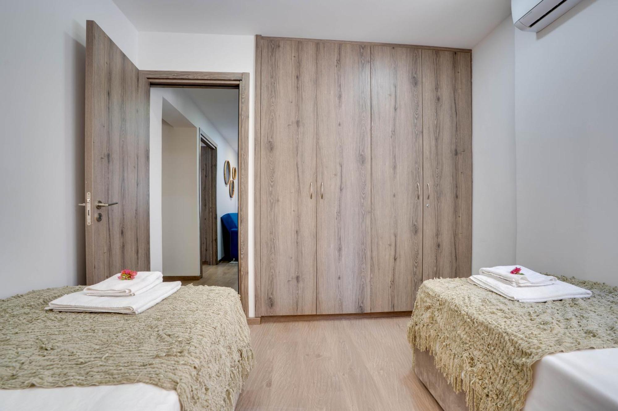 Atlantis Apartments 50M From Makenzy Seafront Larnaca Extérieur photo