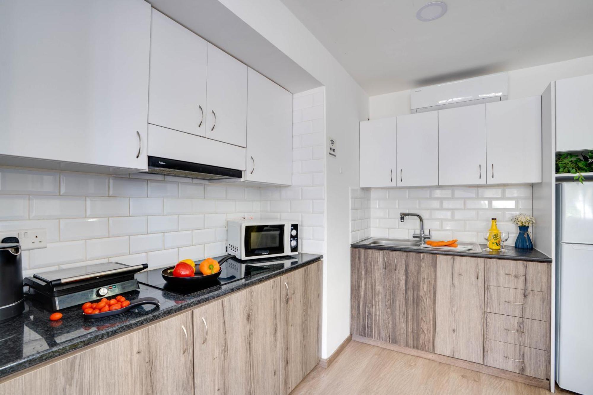 Atlantis Apartments 50M From Makenzy Seafront Larnaca Extérieur photo