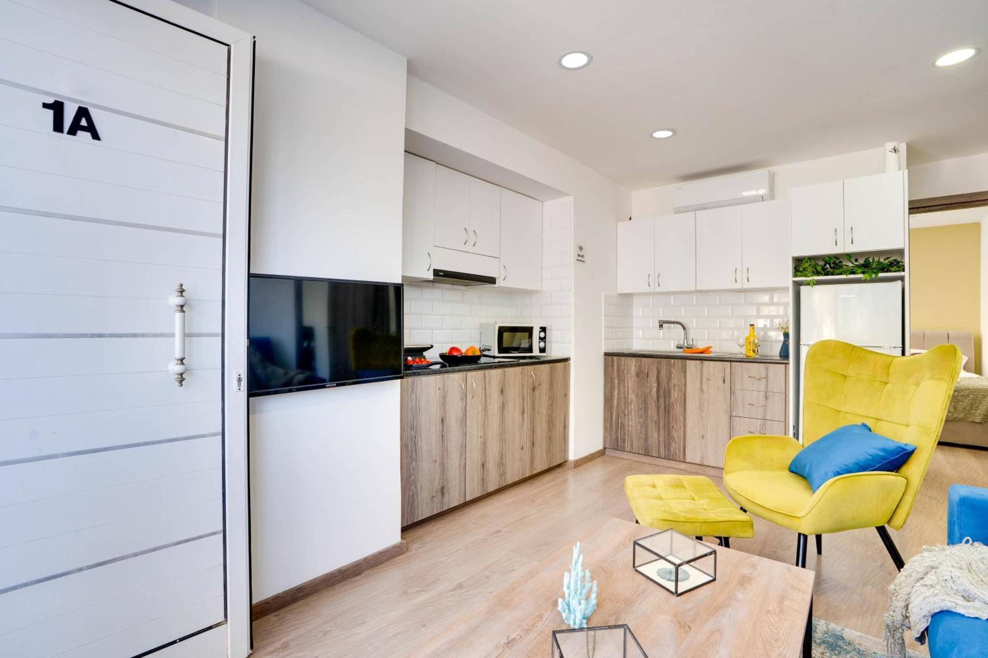 Atlantis Apartments 50M From Makenzy Seafront Larnaca Extérieur photo