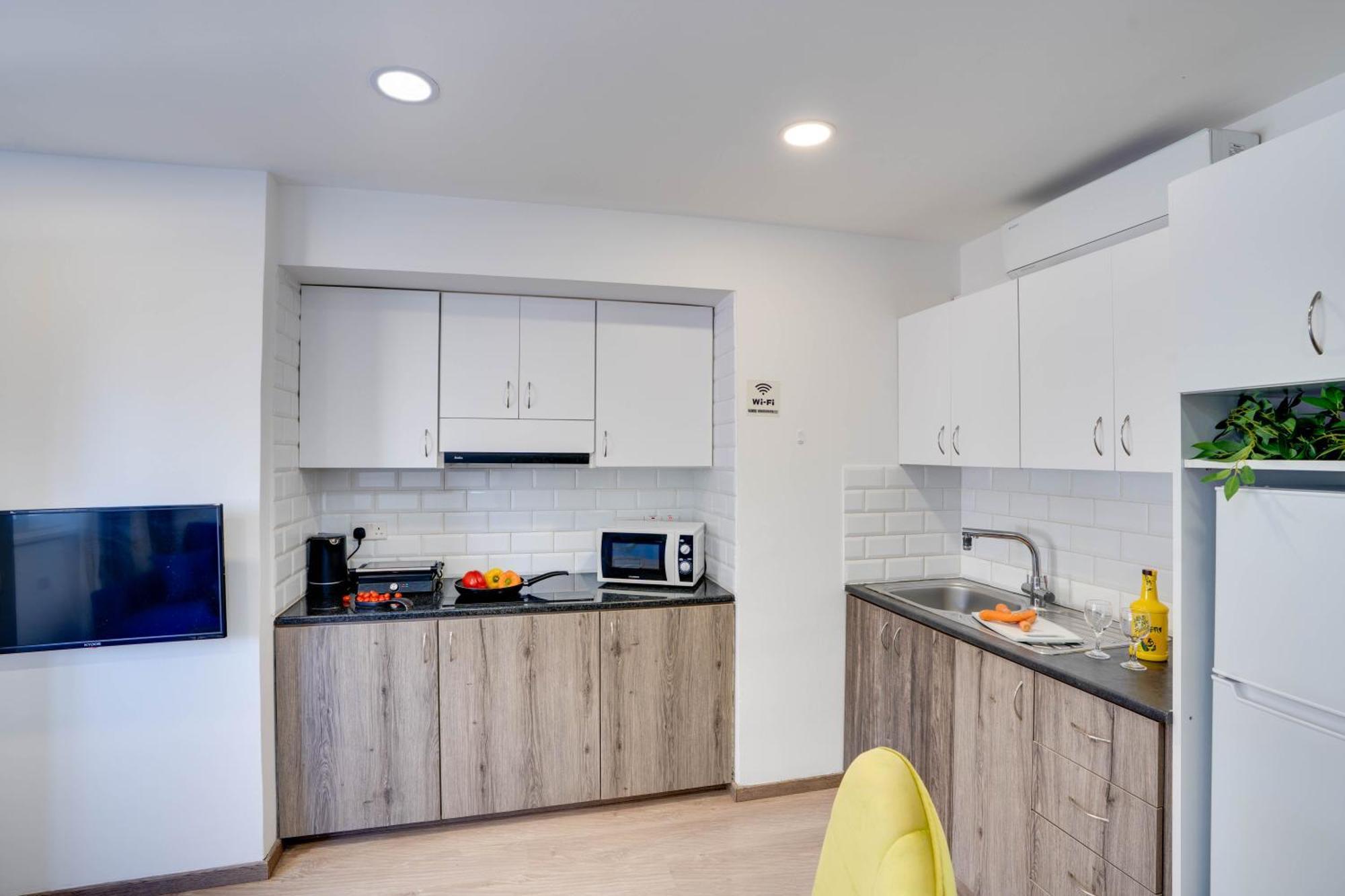 Atlantis Apartments 50M From Makenzy Seafront Larnaca Extérieur photo